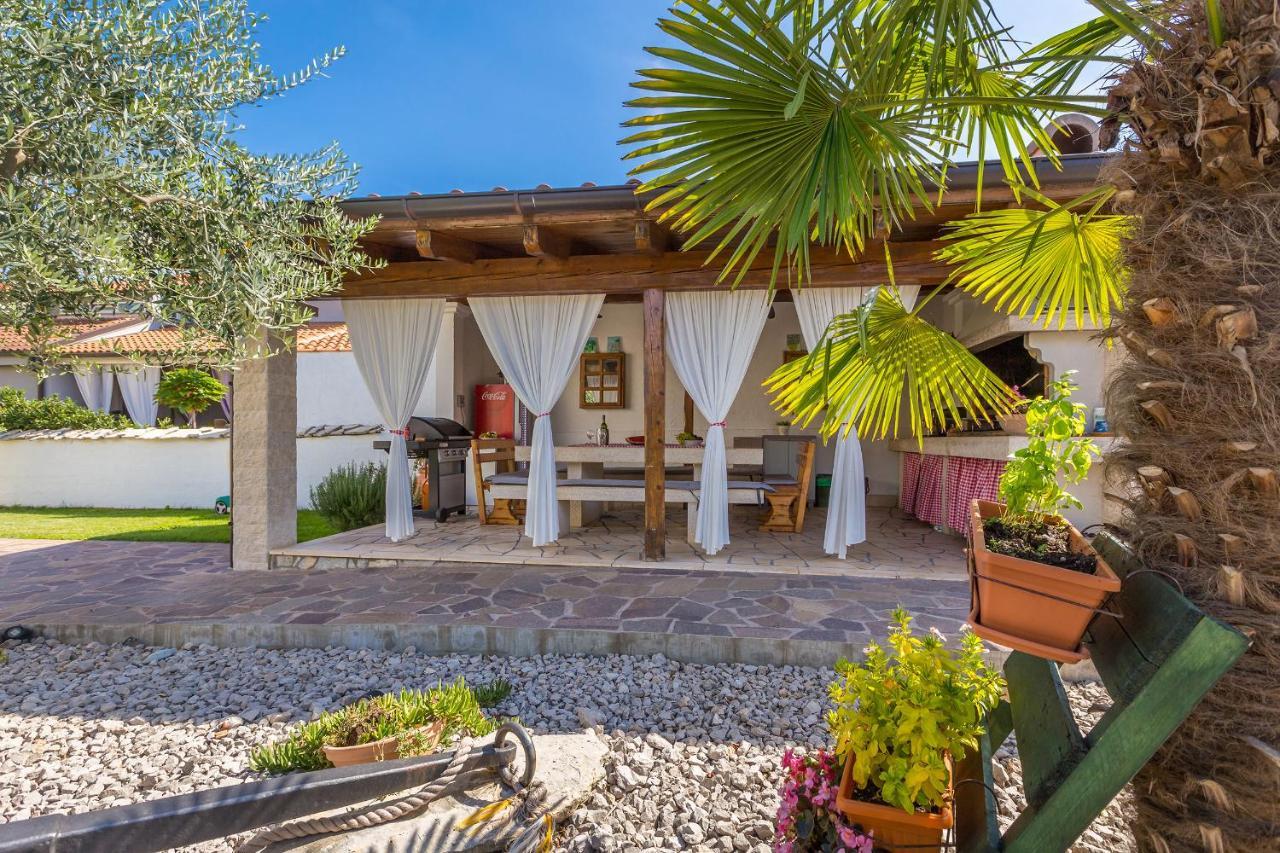 Guest House Antonella Malinska Exterior photo