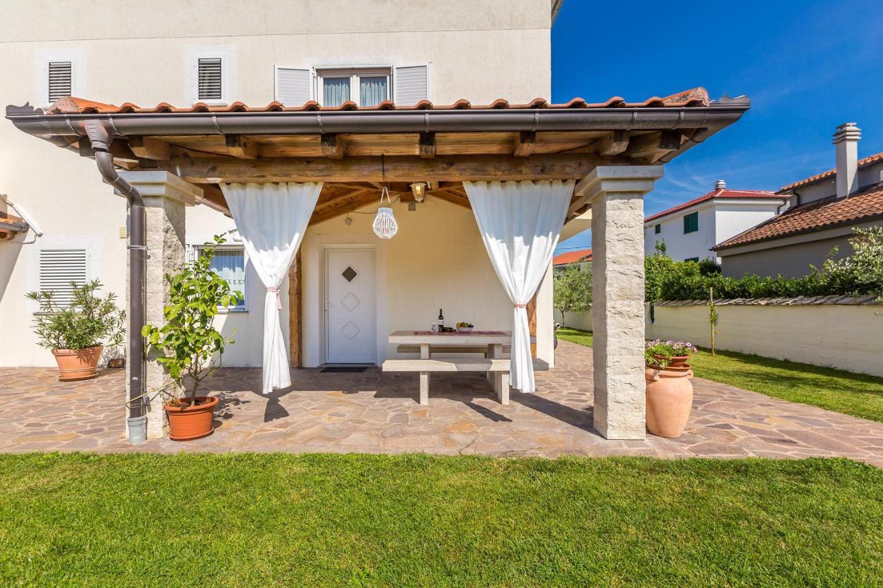 Guest House Antonella Malinska Exterior photo